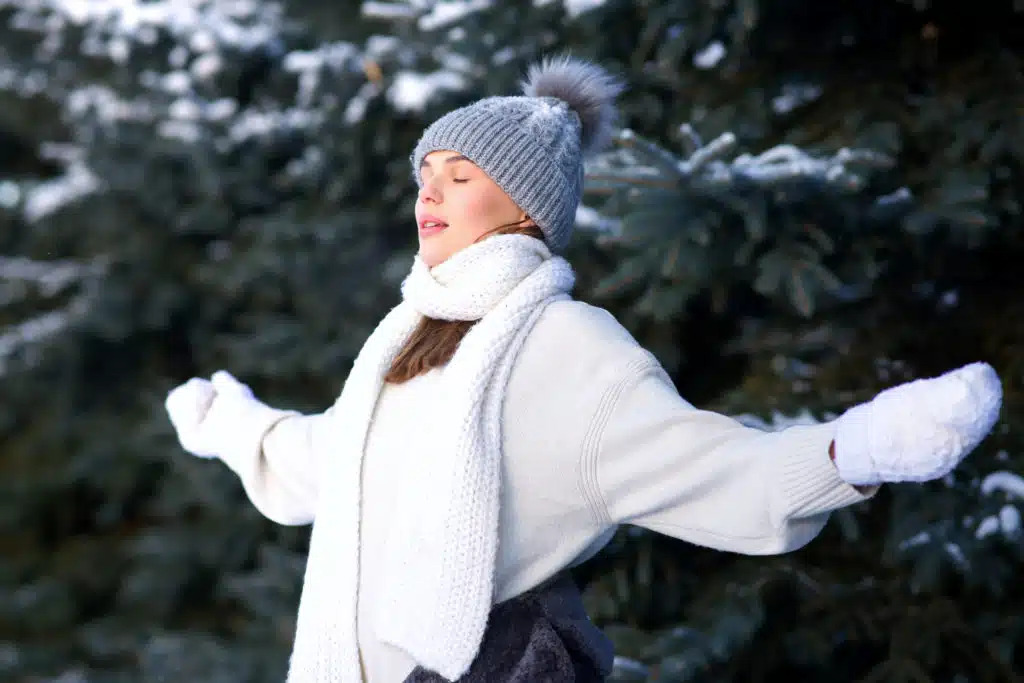 Women-hiking-winter-taking-fresh-air-2-1024x683-1